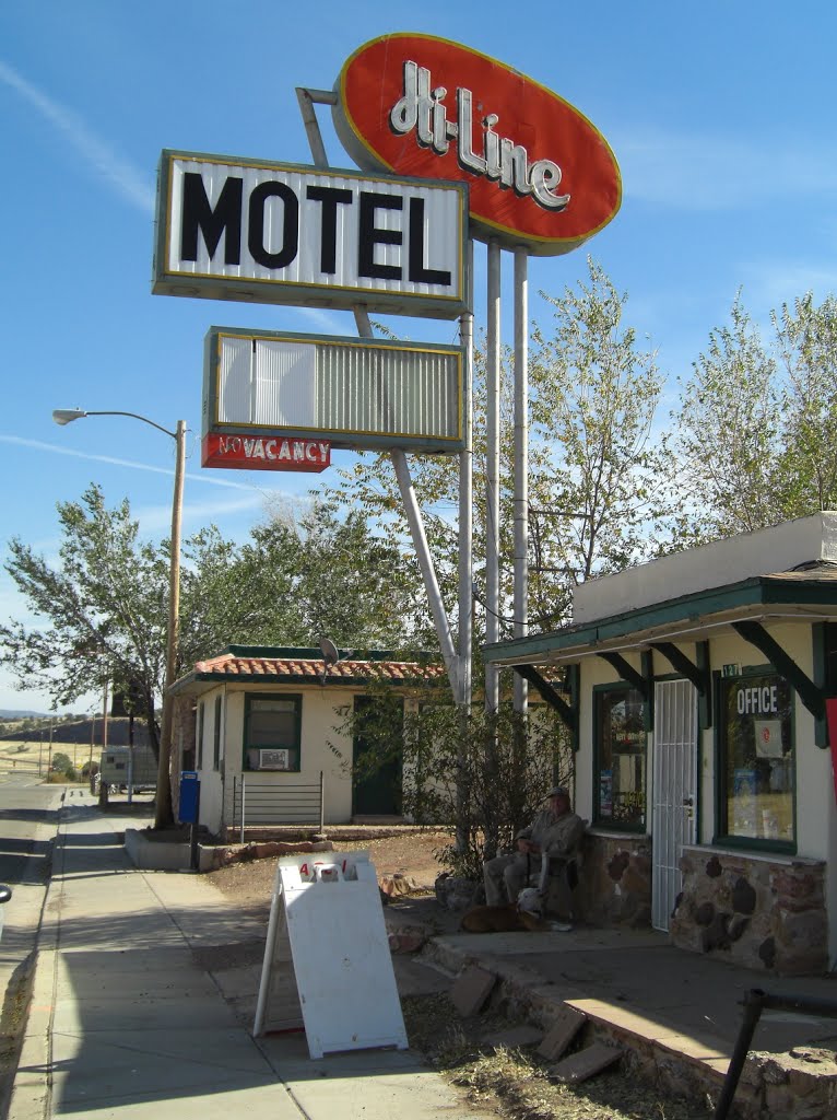 Nov 7, 2007, 1pm, Ash Fork, AZ, the Hi-Line Motel on old US66. by Tom Dudones