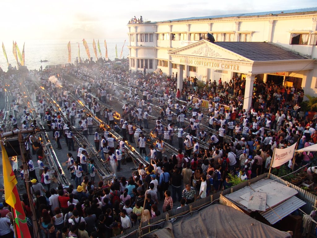 Festival Bunaken ( bakar ikan terpanjang ) by Jusak Jonash