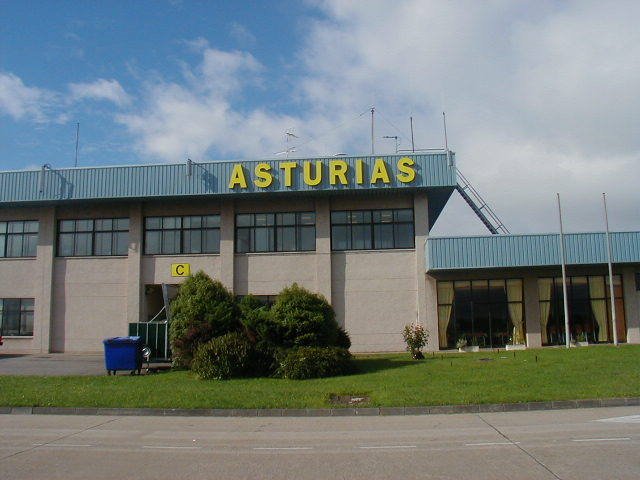 Asturias Airport by speculous