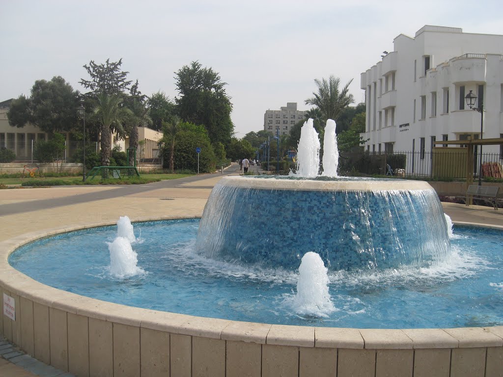 Fountain in Yavne by papaliel