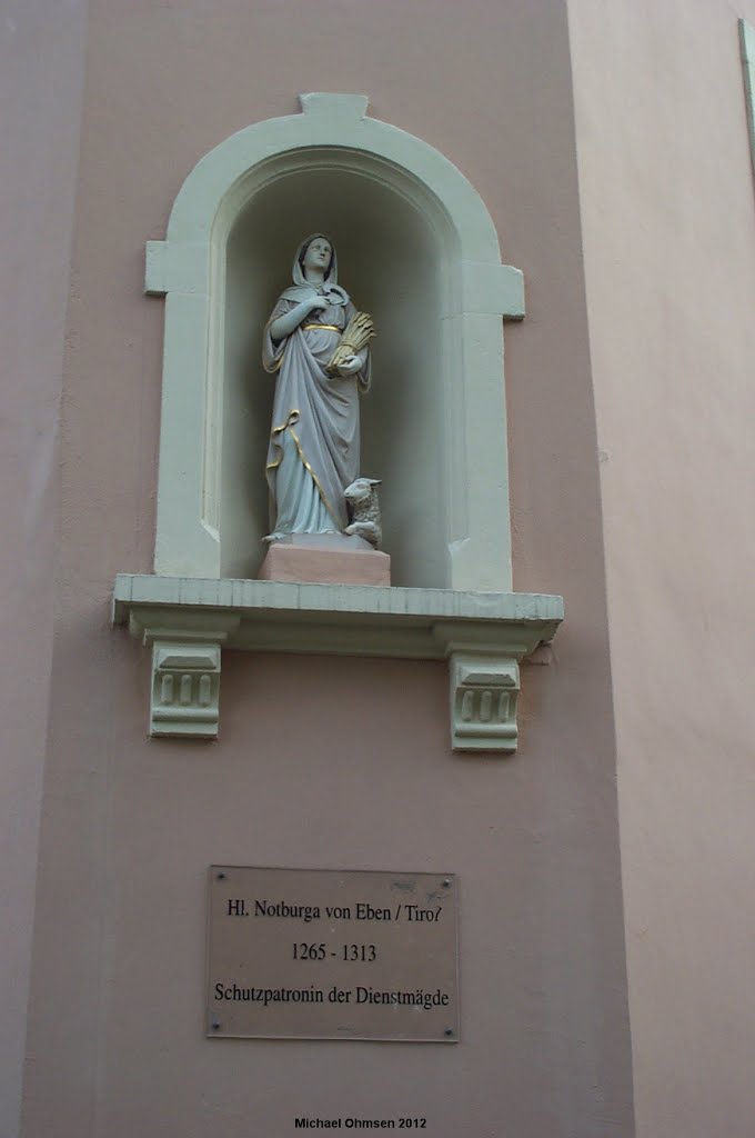 Nischenfigur Hl. Notburga von Eben am Helenenhaus in Trier by Michael Ohmsen