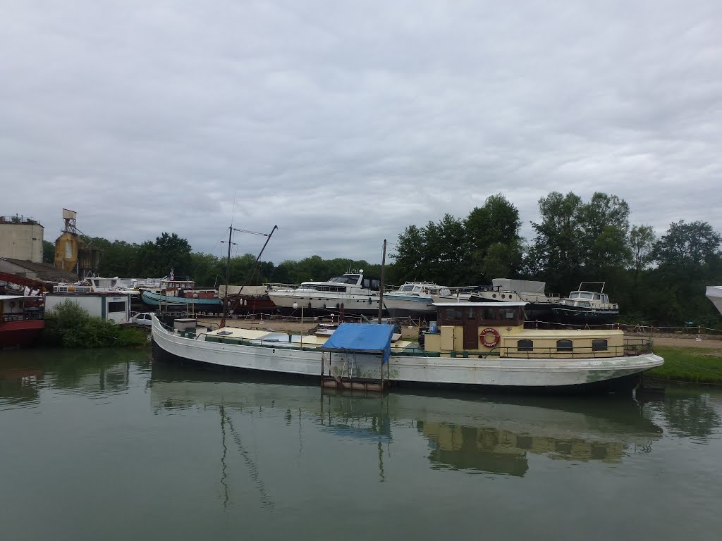 Canal de Bourgogne. St-Jean-de-Losne. PK 242_120701 by Martin Dudle-Ammann