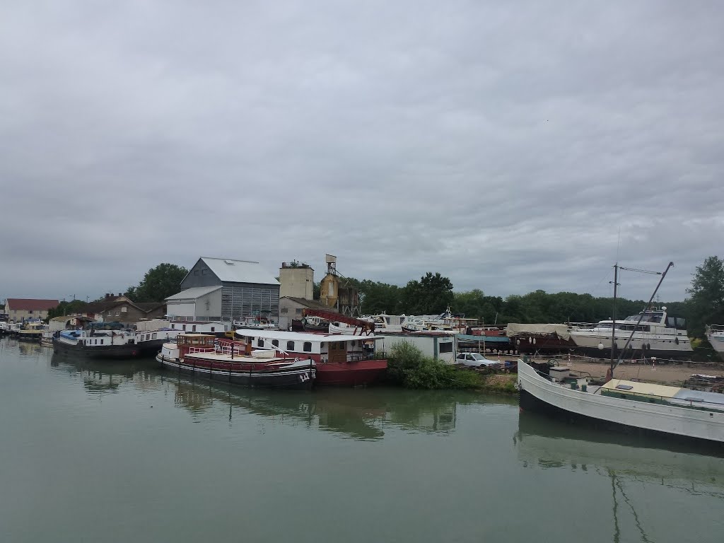 Canal de Bourgogne. St-Jean-de-Losne. PK 242_120701 by Martin Dudle-Ammann