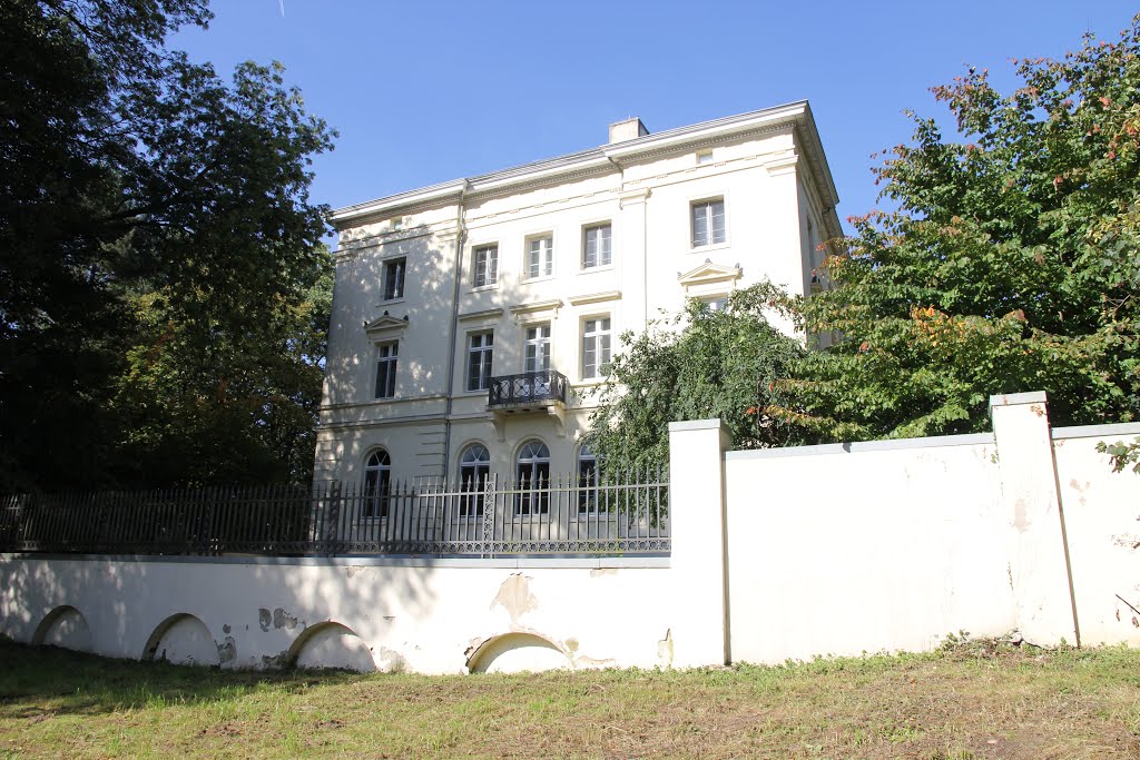 Schloss Mickeln: Gästehaus der Heinrich-Heine-Universität, Düsseldorf by Bernd Bruns