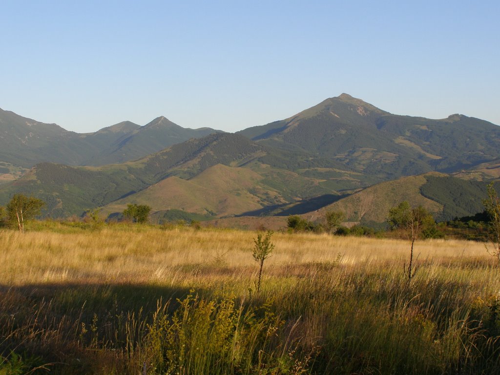 Pogled na Ostrvicu (2092m/nv ) i Čerenački vrh (2043m/nv ) - Barojca by Stojan Josimovic