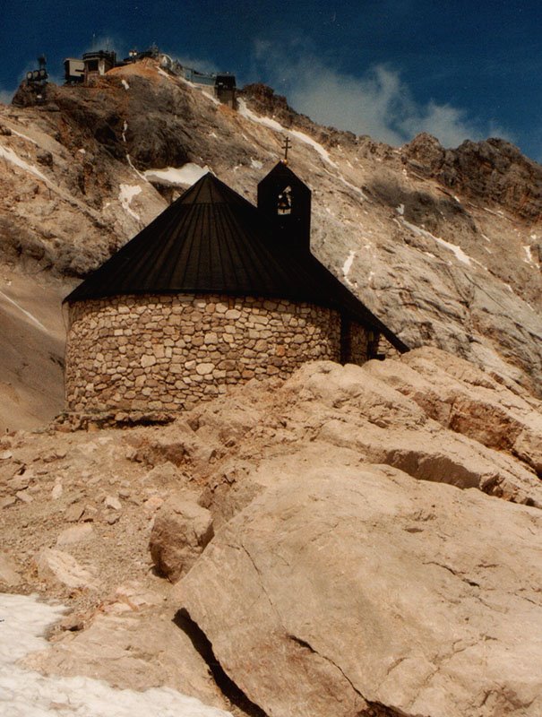 Zugspitze: Marienkapelle + Blick zum Gipfel - Zugspitze: Chapel St. Mary + view to the mountain top by Croli