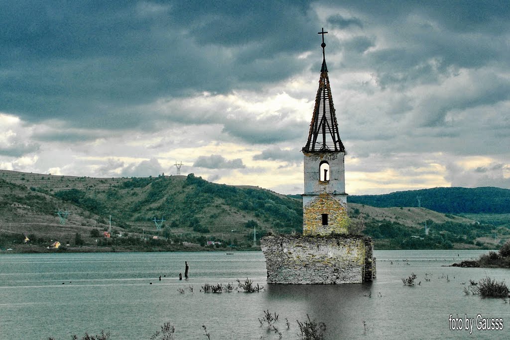 Bezidu Nou (Bözödújfalu), Romania, Transylvania (Erdély, trianoni békeszerződésig Udvarhely vármegye) - A romániai falurombolás jelképe. Ma itt a víz az úr, az egykori település a víz alatt alussza örök álmát. A falu épületei közül csak a katolikus templom tornya látszik ki a vízből. A kép 2005-ben készült, a 2012-ben készült képen már jól látható a víz további romboló ereje. by Gausss