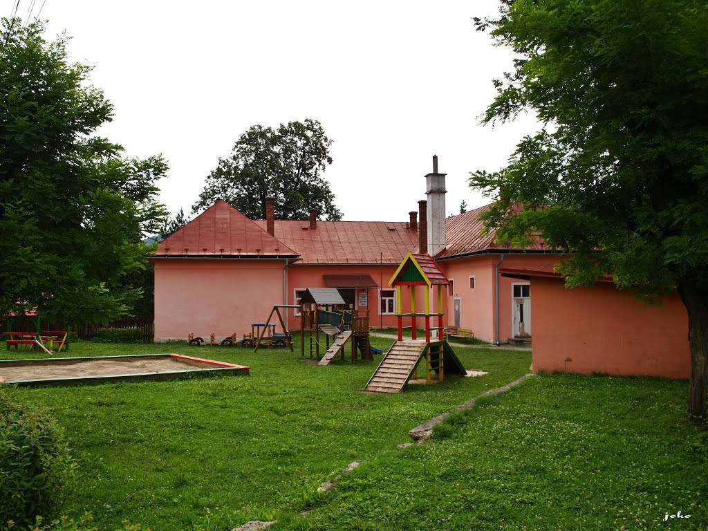 ZÁVADKA nad HRONOM - škola by < JOKO >