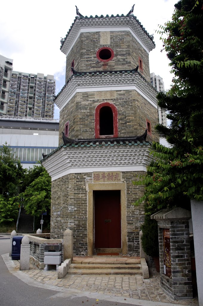 Hong Kong’s oldest pagoda, Tsui Shing Lau, c1486. The top floor of the pagoda is home to Fui Shing, the deity responsible for success or failure in exams by snucklepuff