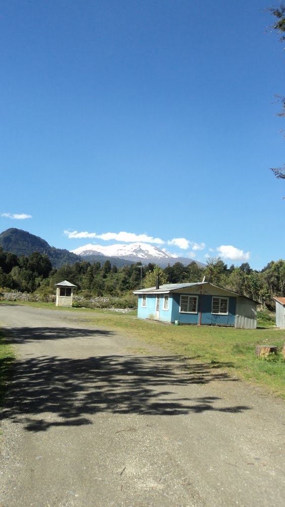 Casa del sector, volcán Puyehue de fondo by Macarena Pérez Marrián