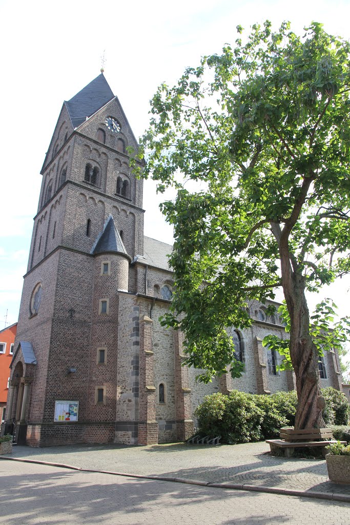 Kath. Kirche St. Agnes, Angermund by Bernd Bruns