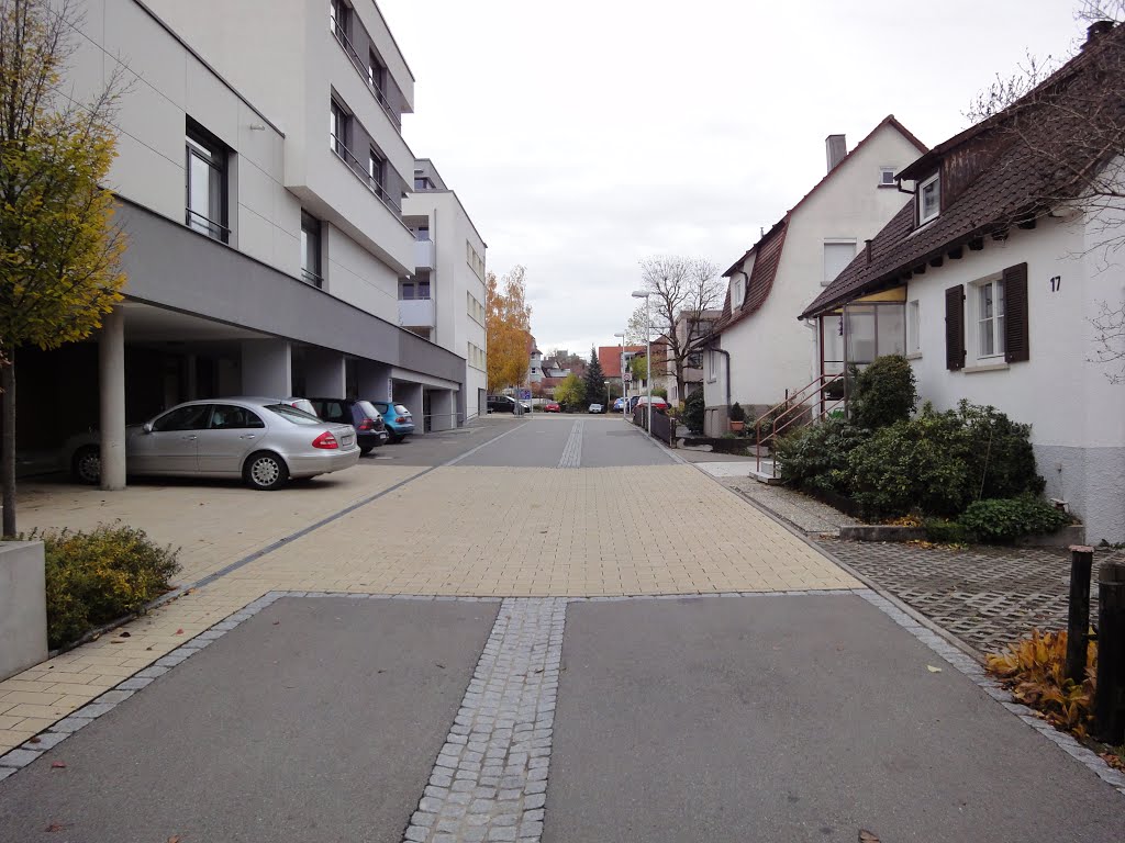 Links das Seniorenzentrum, rechts Wohnhäuser by partyzion