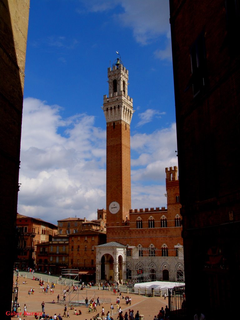 Tower (Siena, Italy - 2005) by Gábor Kurucz