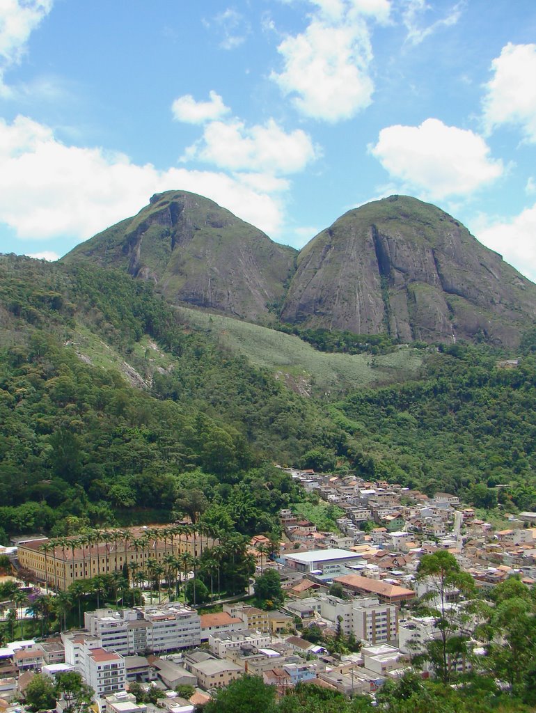 Vista aérea da Village, do Colégio Anchieta da Companhia de Jesus (fundado 1886 ), Rua General Osório e, em último plano, as Duas Pedras. Foto Osmar de Castro by Acervo Digital Castro