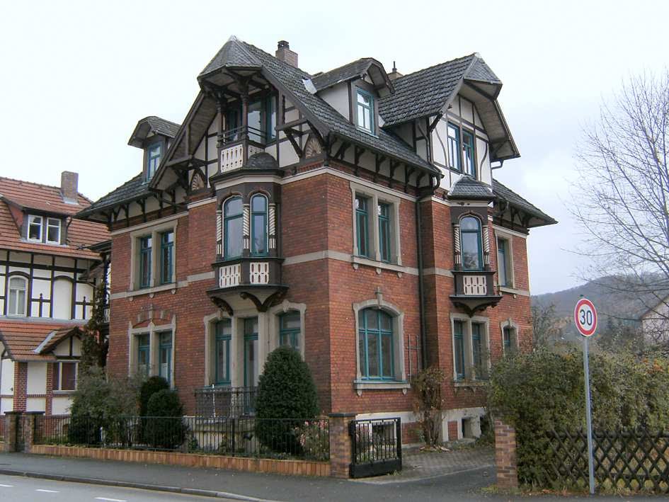 Das historistische Wohnhaus wurde 1898 von A. Dittauer erbaut. by Reznap