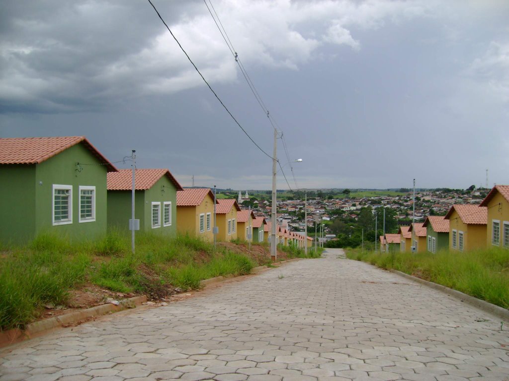 Conjunto habitacional recém construído no ano de 2008. by Alexandre Bonacini