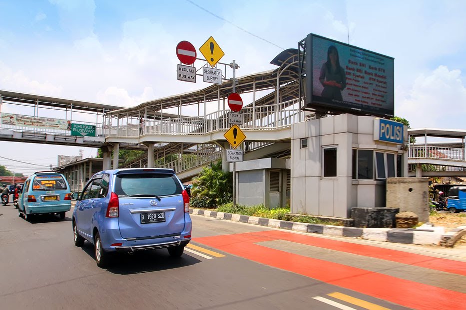 Halte Kebon Pala , Jakarta Busway at Matraman by ikung adiwar