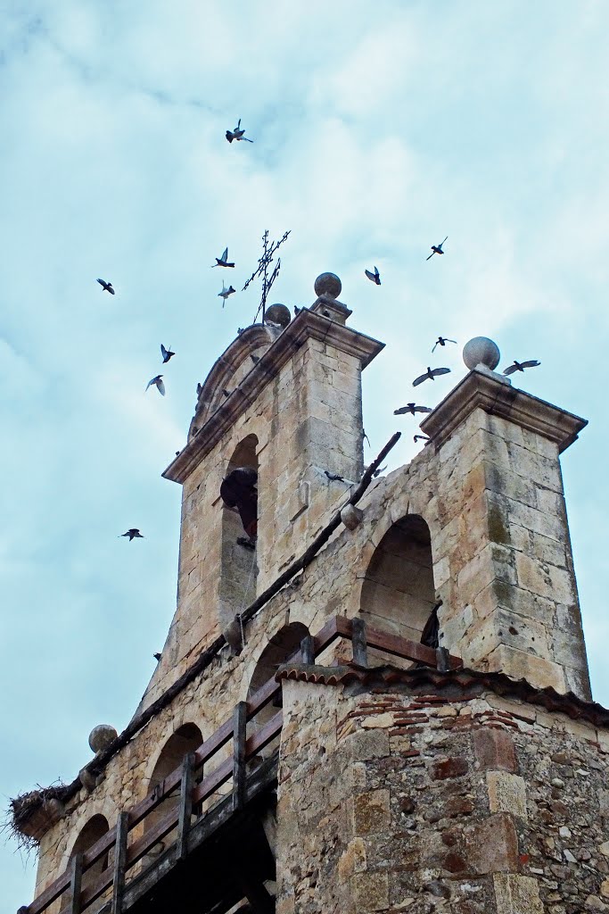 El campanario, vista posterior. Iglesia de Duruelo. Segovia. by Valentín Enrique