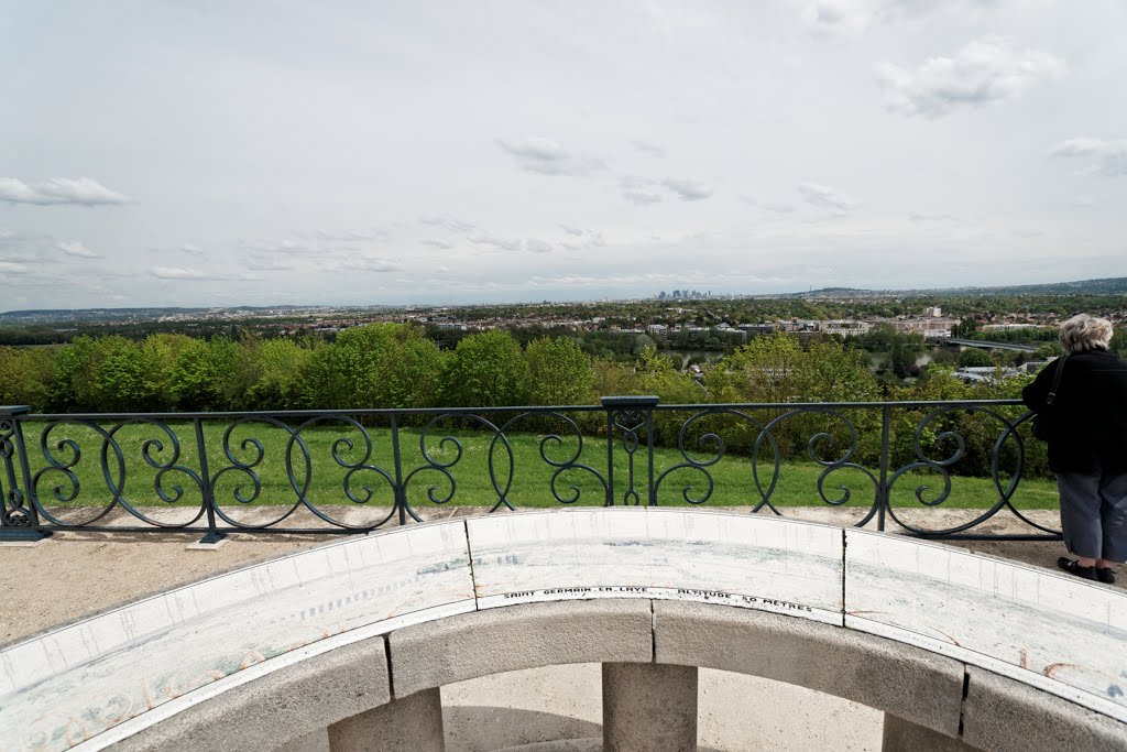 Saint-Germain-en-Laye - La Grande Terrasse 1674 by André Le Nôtre - View East towards La Défense & La Tour Eiffel by txllxt