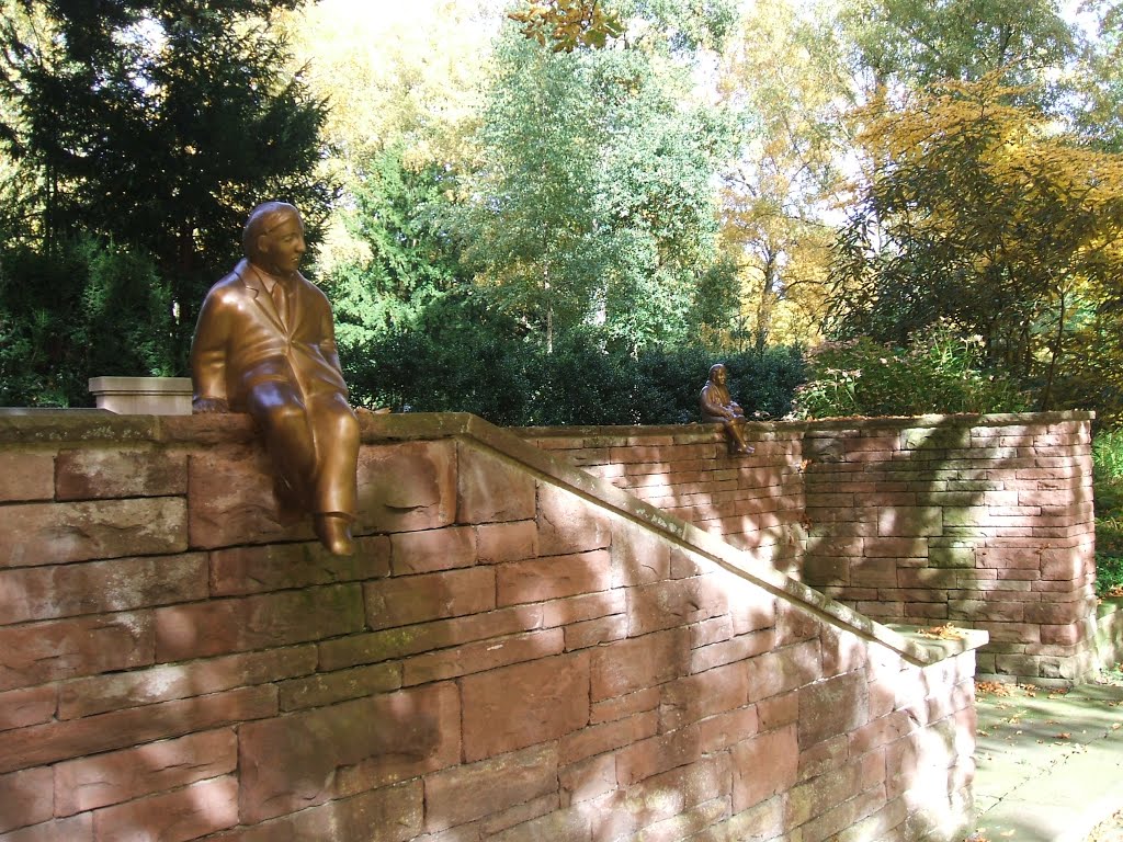 Aufpassendes Paar am Kriegsgräberfeld vom Ricklinger Friedhof by Mempfi