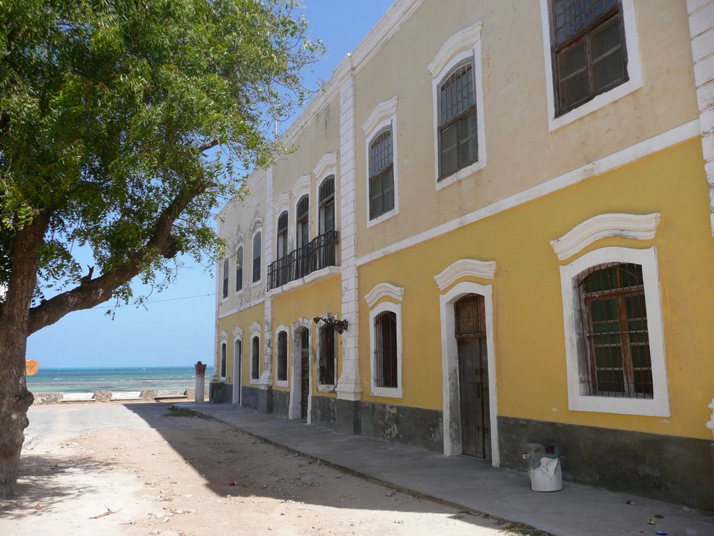 Colonial Building by Rob Ceccarelli