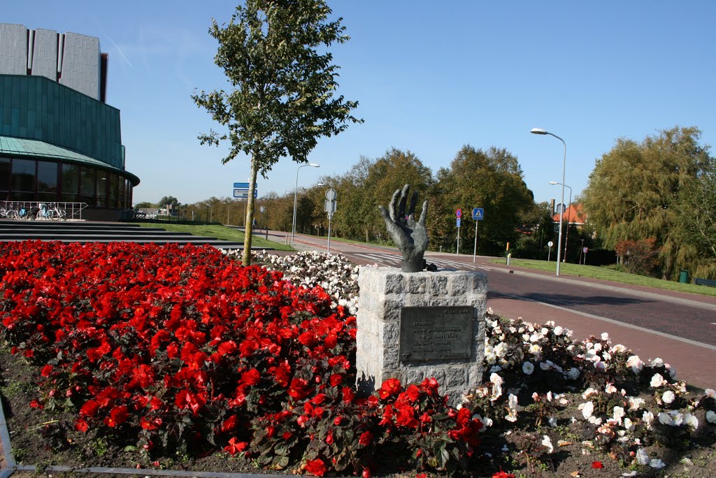 Bloemenperk met beeld bij de Schouwburg in Hoorn by Carl030nl