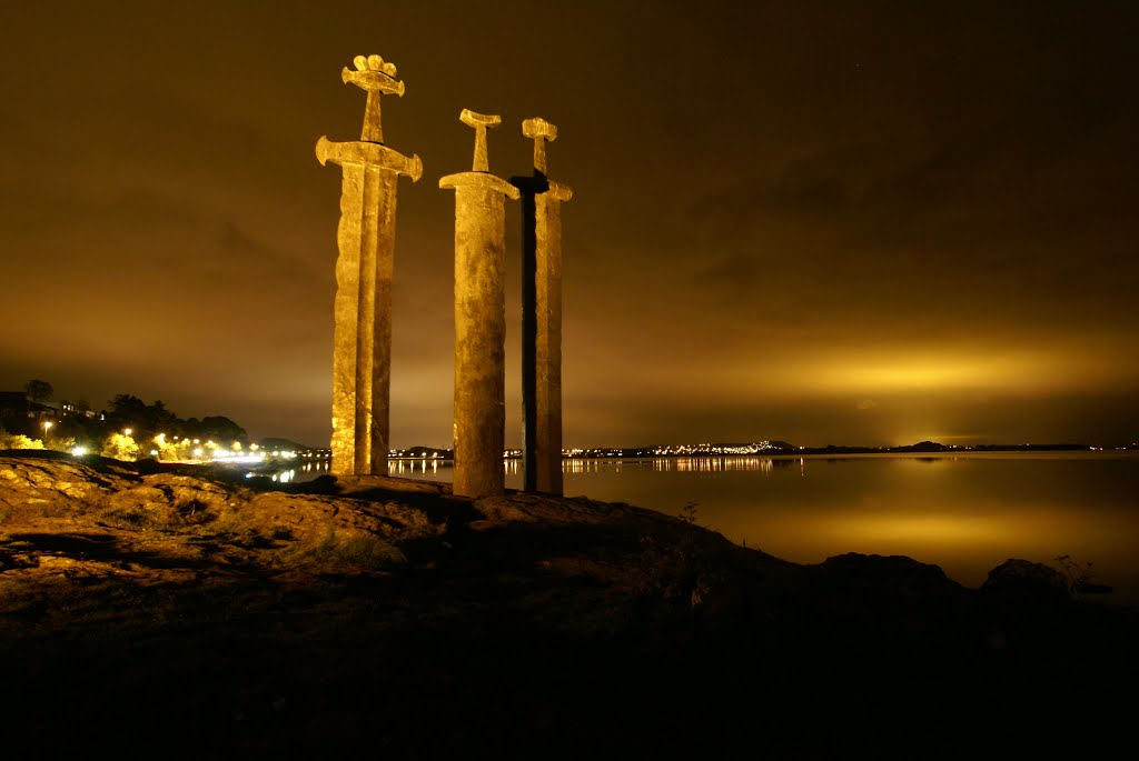 Sverd i Fjell at night by Erlend Tøssebro