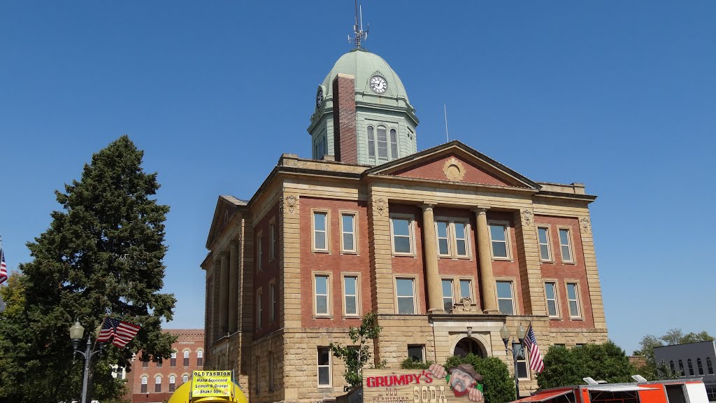 Moultrie County Courthouse, Sullivan, IL by chfstew