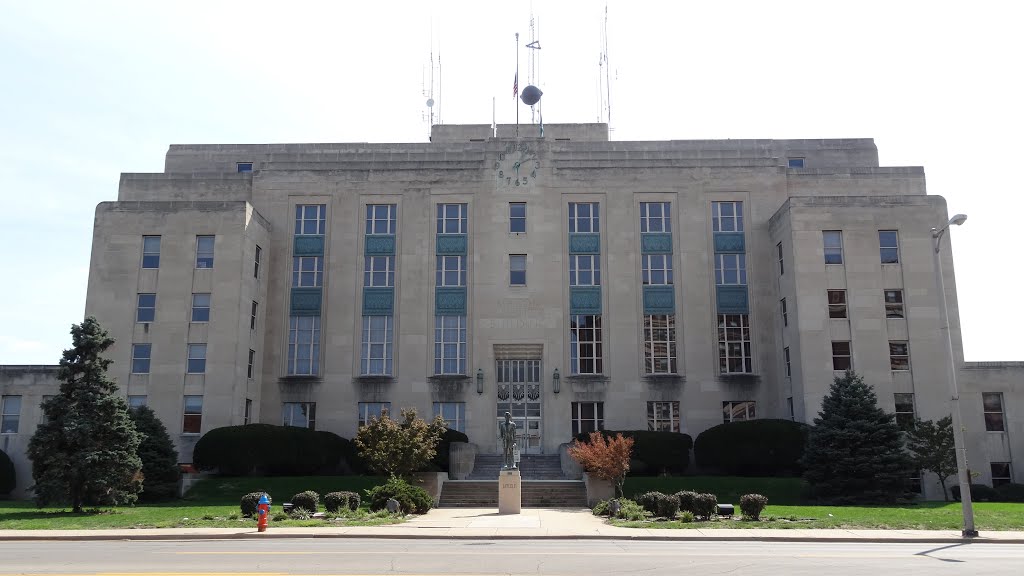 Macon County Courthouse, Decatur, IL by chfstew