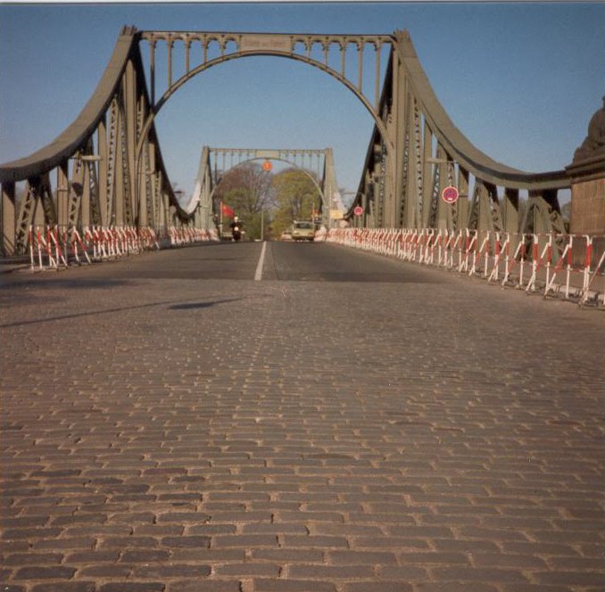 Glienicker Brücke 1990 by G.Mariss