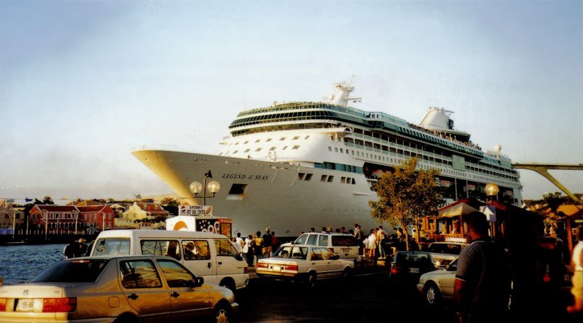 Kreuzfahrtschiff verläßt Willemstad by Halogucker