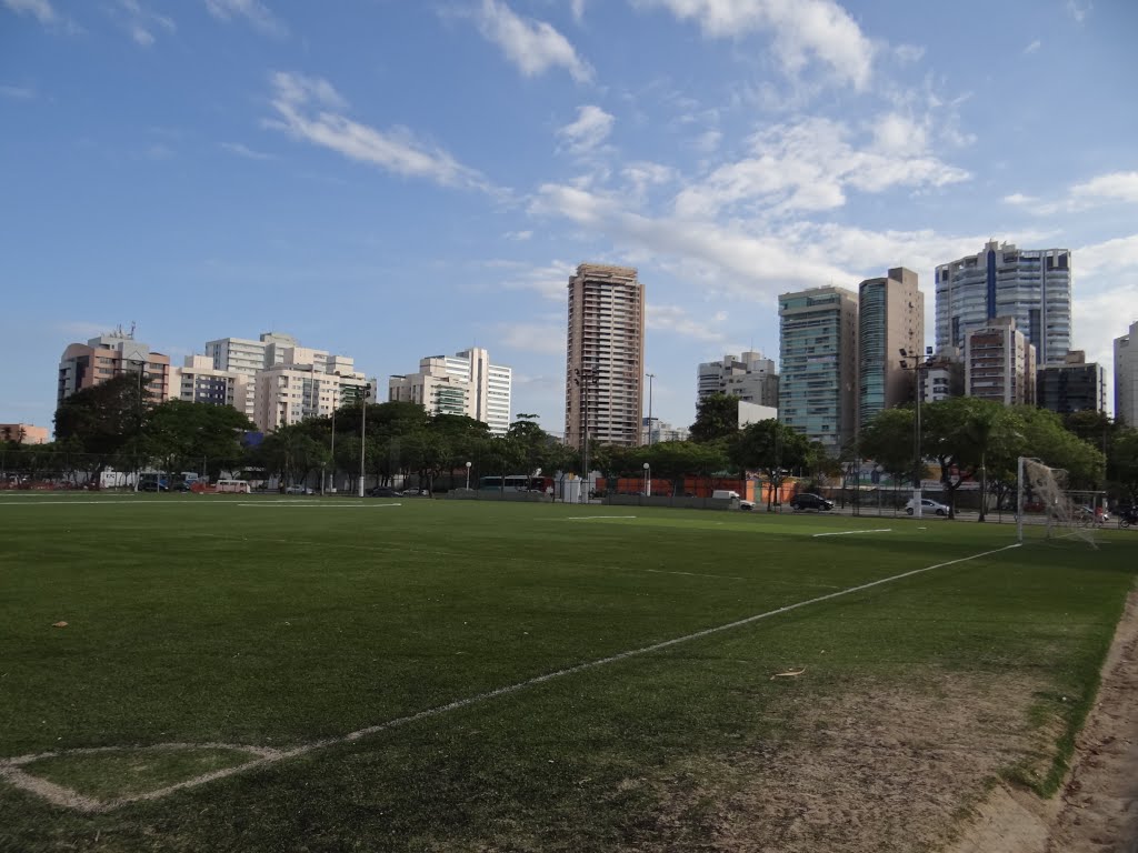 Campo de futebol junto a Praia da Curva da Jurema - Vitória - Espírito Santo - Brasil by Paulo Yuji Takarada