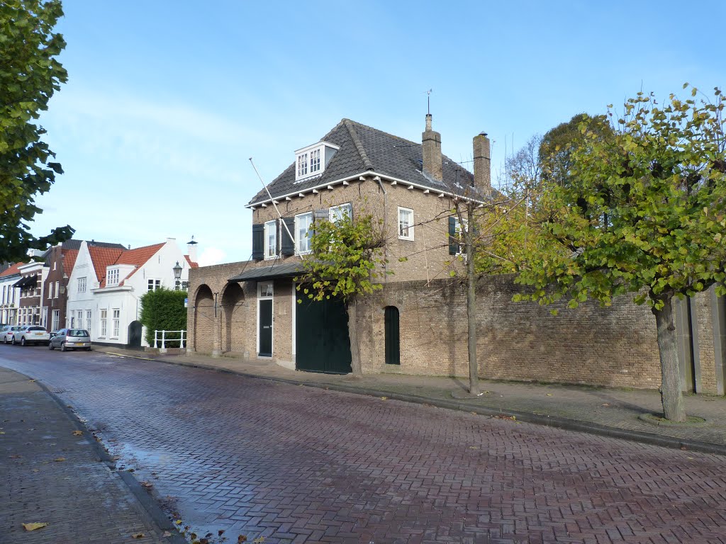 Het wachtgebouw bij de Landpoort by stevenvanValen+hannekeRolloos