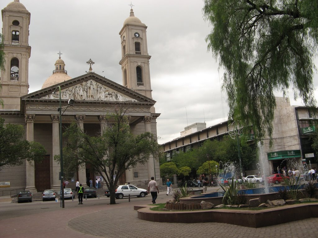 Plaza Juan Pascual Pringles de fondo la Catedral. by gastongontero