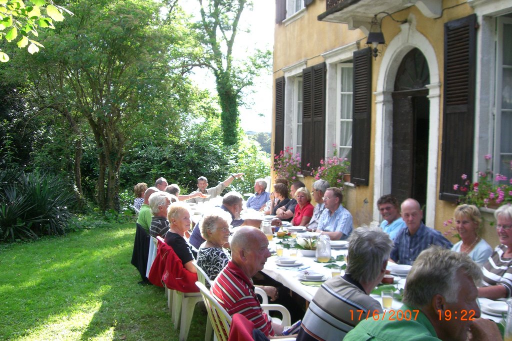 Table d'Hôte bij Domaine d'Esperbasque (Trudi) by Trudi