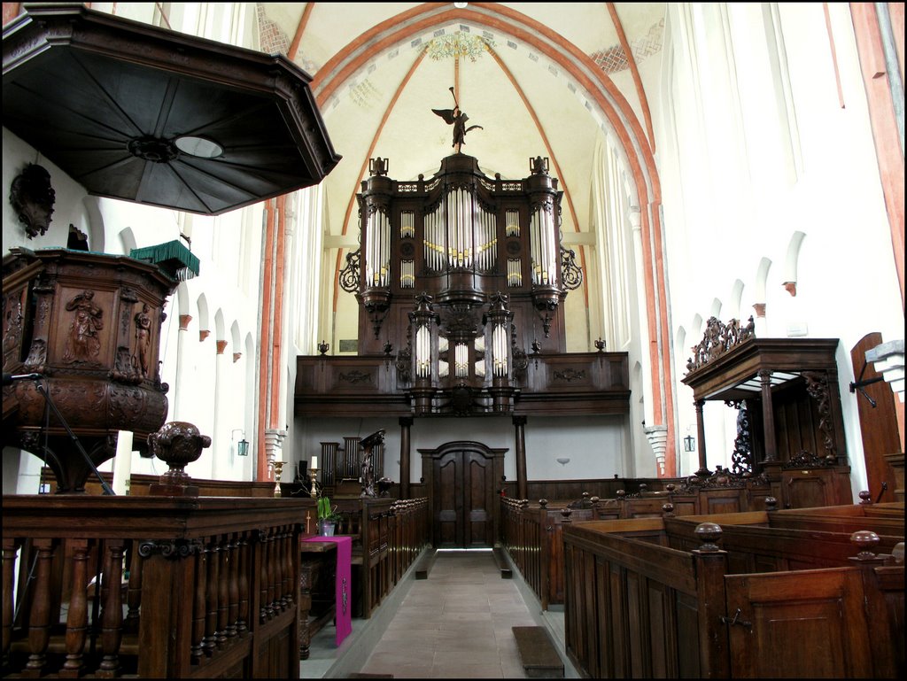 Zuidbroek: Hervormde kerk, preekstoel orgel en herenbank by © Dennis Wubs