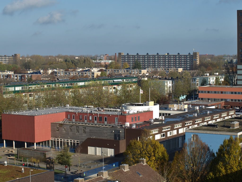 Uitzicht vanaf Zorgcentrum "Veldspaat" van architect Emile Koopmans van Team 4 Architecten. by Hans R van der Woude