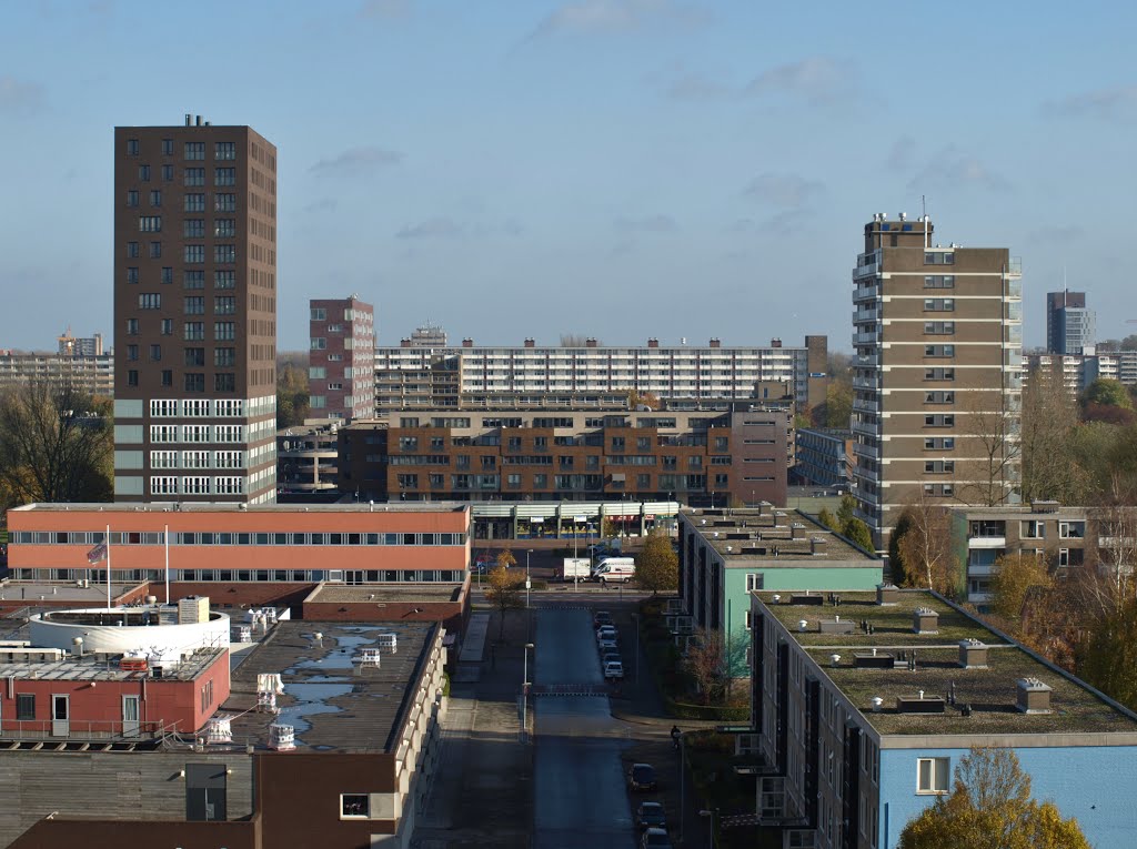 Uitzicht vanaf Zorgcentrum "Veldspaat" van architect Emile Koopmans van Team 4 Architecten. Links de woontoren "Fortuna" van Bureau Noordeloos. Rechts op de voorgrond de "Diamantflat". In de verte de "Goudflat" aan de Goudlaan, rechts de "Diamantflat" en rechts in de verte de woontoren "Orion" in Paddepoel-Zuid. by Hans R van der Woude