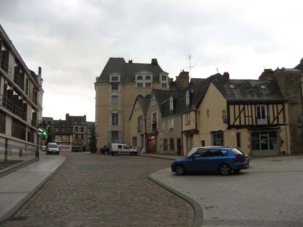 Laval-Maisons anciennes place St Tugal by Laurent Guyard