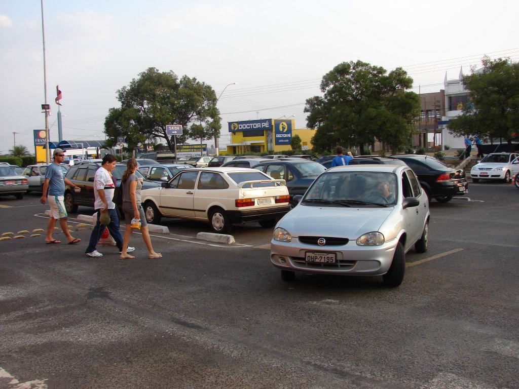 Estacionamento no Franca Shopping. by Alexandre Bonacini