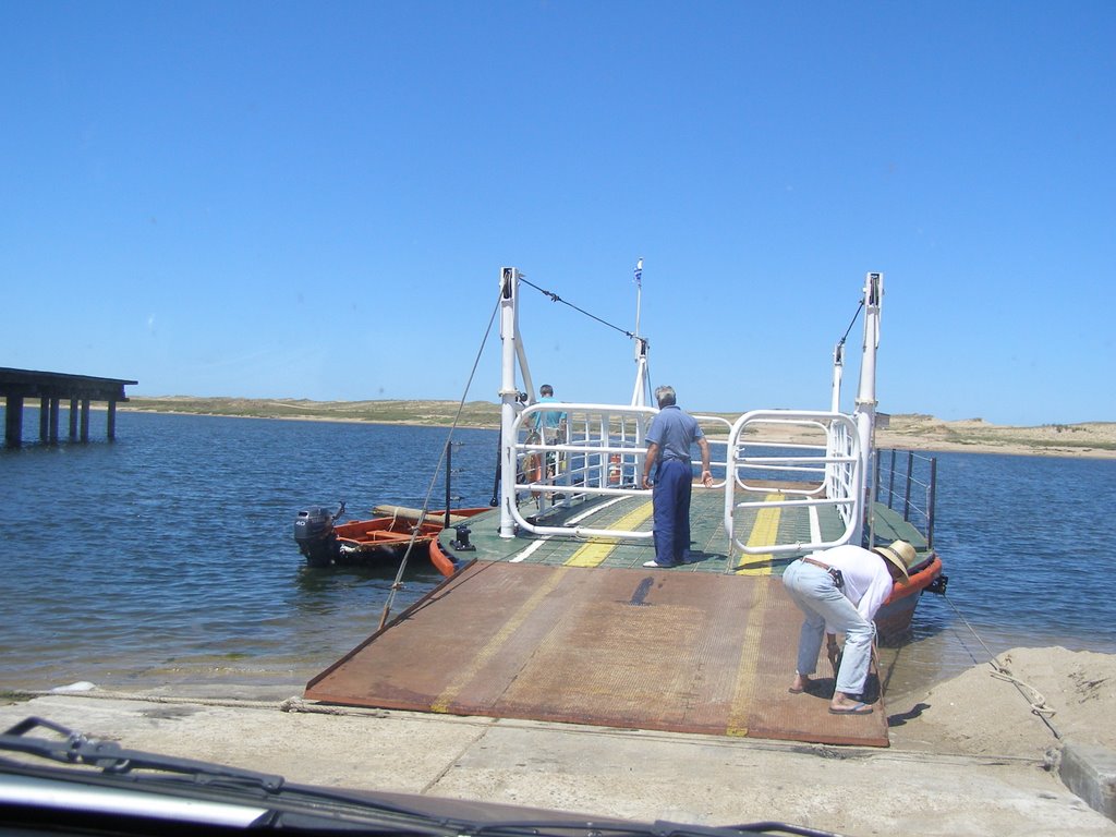 Balsa sobre Laguna Garzón by orne