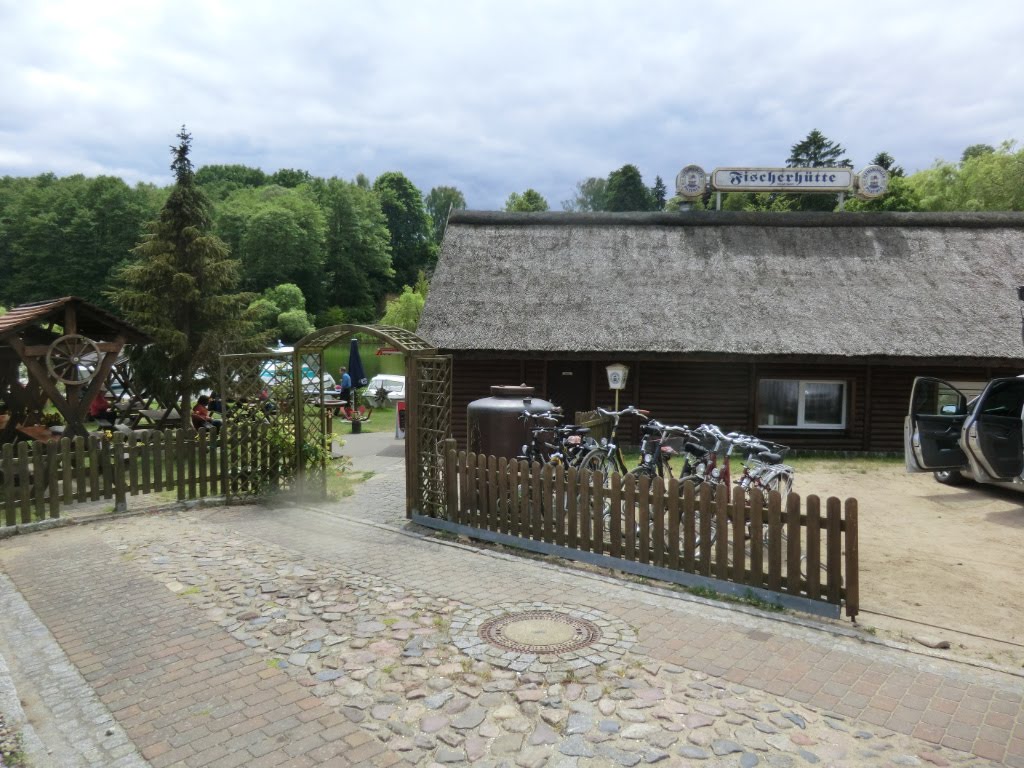 ZECHLIN - Die "Fischerhütte" - na, "Hütte" ??, ist doch innen wie außen was Feines ! by ReinhardKlenke