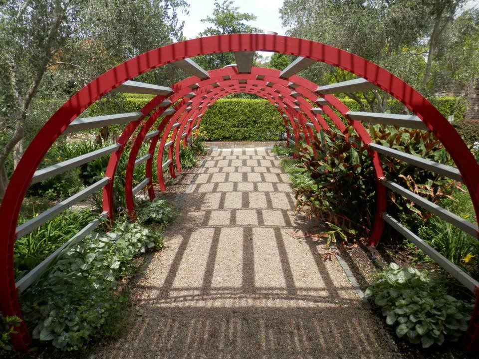 Arched walkway by Oges