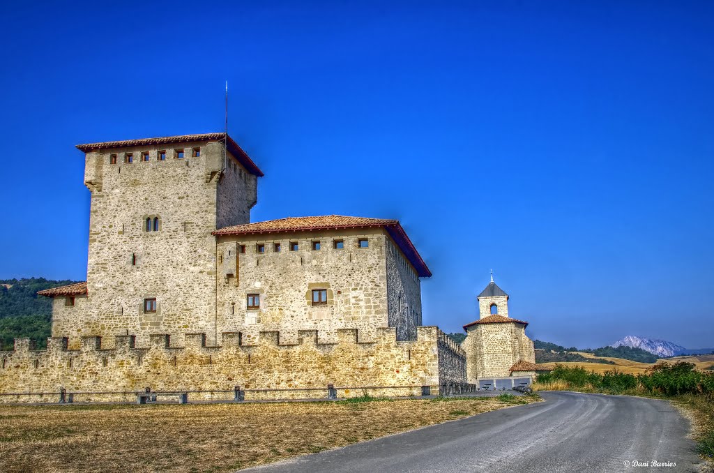 Torre Varona e iglesia de Santa María by Dani Barrios