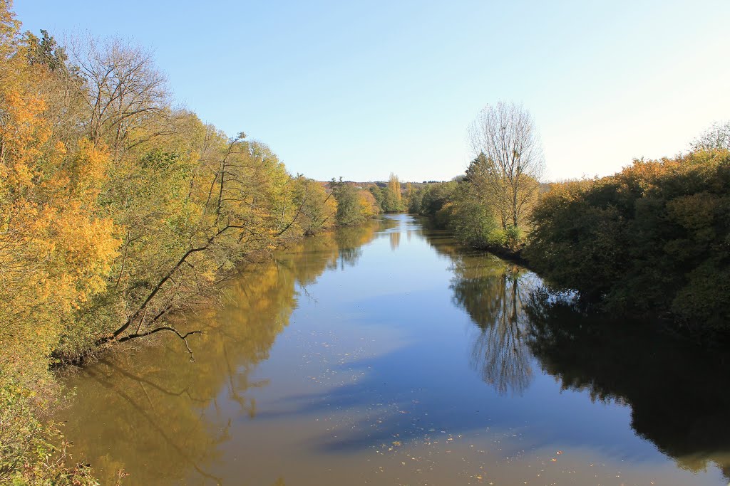 L'Orne depuis le pont de l'ancienne voie ferrée by Roi Dagobert