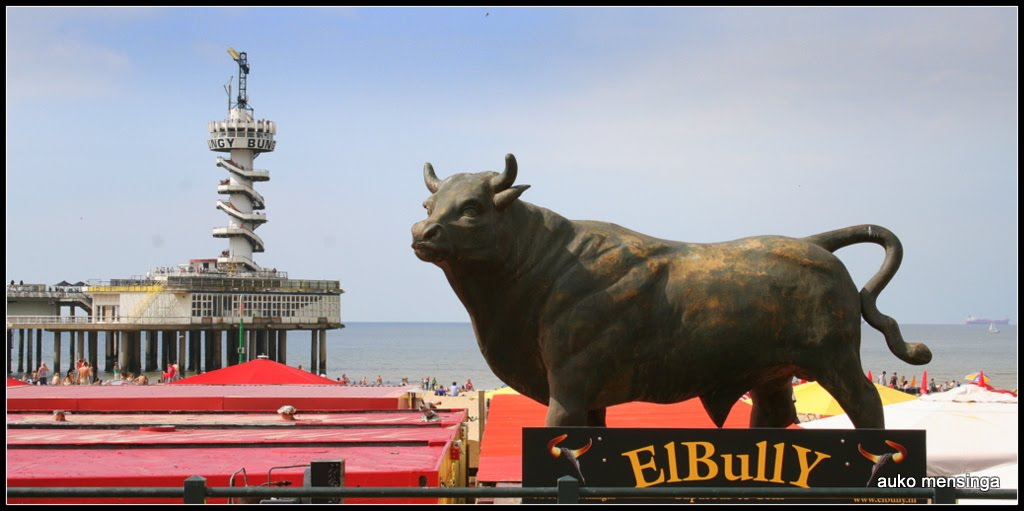 De stier van de pier van scheveningen by Auko Mensinga