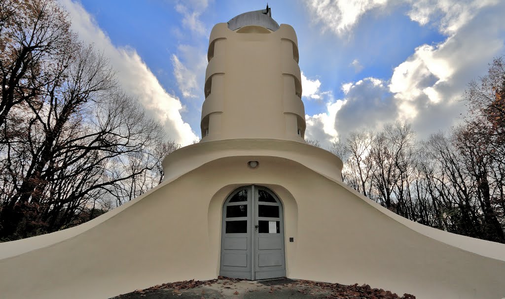 Entrance to the Einstein Tower by Käptn Iso