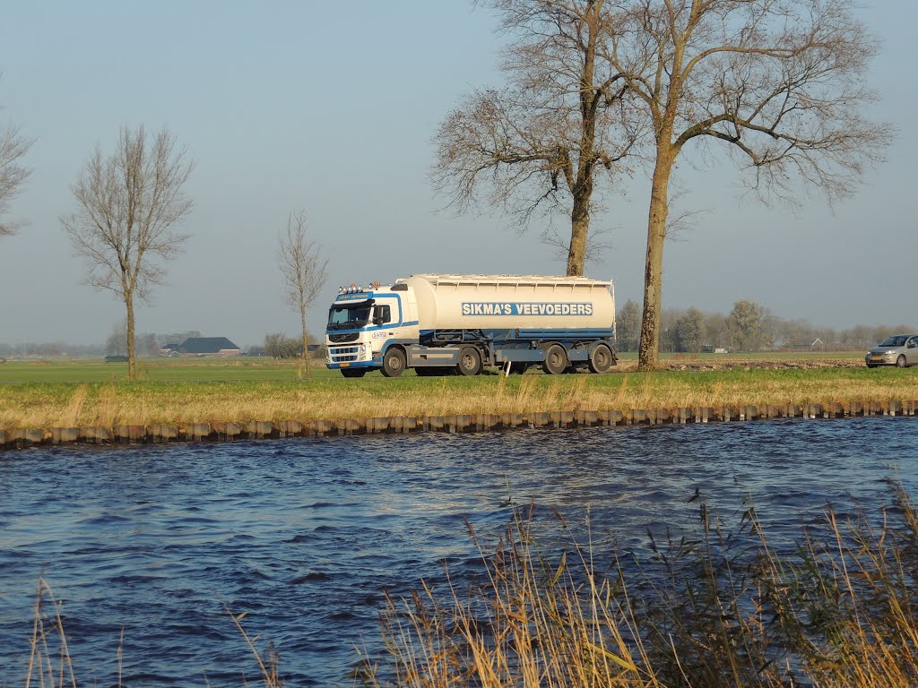 Lutjegast. Sikma's Veevoeders onderweg naar..... (BB) by Bayke de Vries