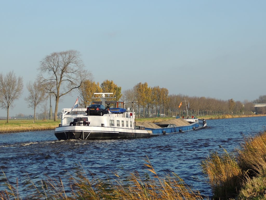 De Cotrans 1 in het Hoendiep. (BB) by Bayke de Vries