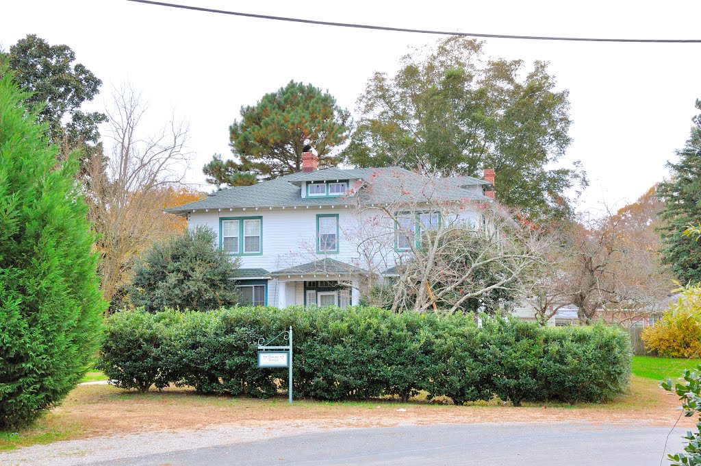 VIRGINIA: JAMES CITY COUNTY: TOANO: Martin House (ca. 1920), now "Toano Terrace" by Douglas W. Reynolds, Jr.